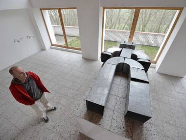 Padesát náhrobků, malby i nápisy zanechal ve Freibergově mučírně – volyňské hřbitovní galerii Jan Turner. Na katafalk položil sochu plechového robota. Padesát náhrobků, malby i nápisy zanechal ve Freibergově mučírně – volyňské hřbitovní galerii Jan Turner. Na katafalk položil sochu plechového robota.